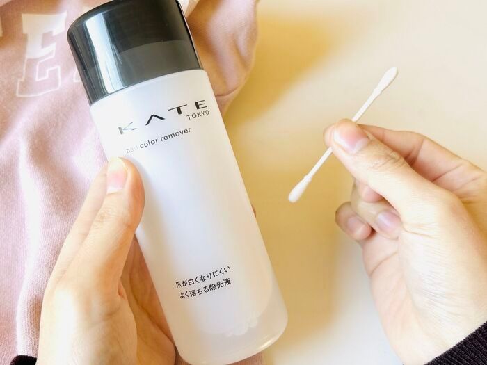 パーカーやTシャツの剥がれかけのロゴを