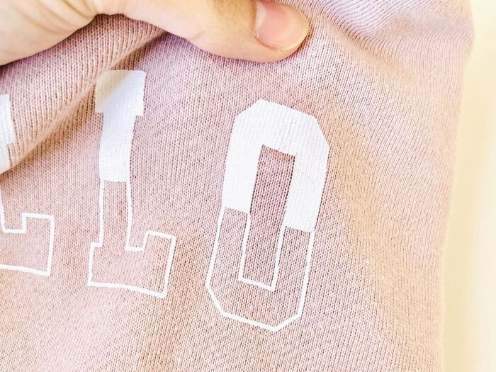 パーカーやTシャツの剥がれかけのロゴを