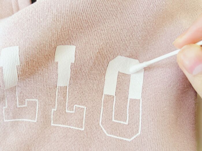 パーカーやTシャツの剥がれかけのロゴを