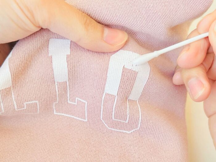 パーカーやTシャツの剥がれかけのロゴを