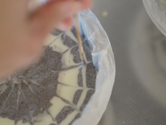 混ぜて流すだけでおしゃれ！『ゼブラ柄チーズケーキ』を作ってみた。難しそうに見えて簡単です♡