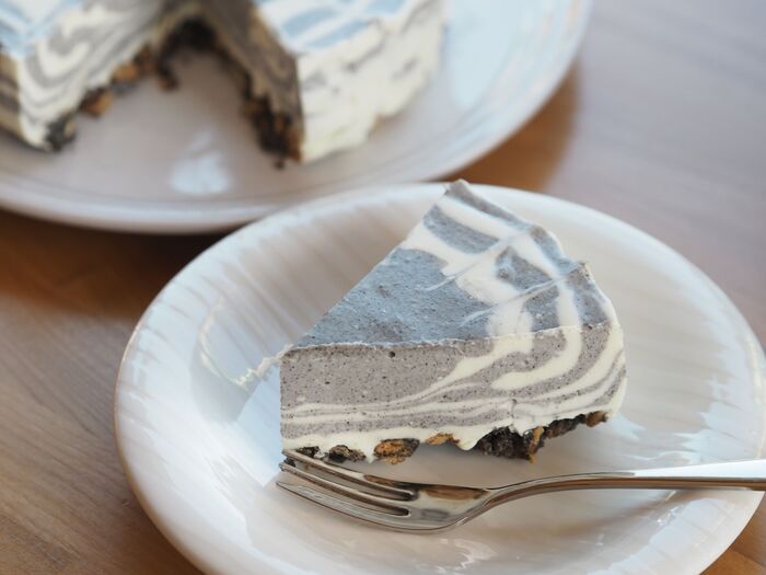 混ぜて流すだけでおしゃれ！『ゼブラ柄チーズケーキ』を作ってみた。難しそうに見えて簡単です♡
