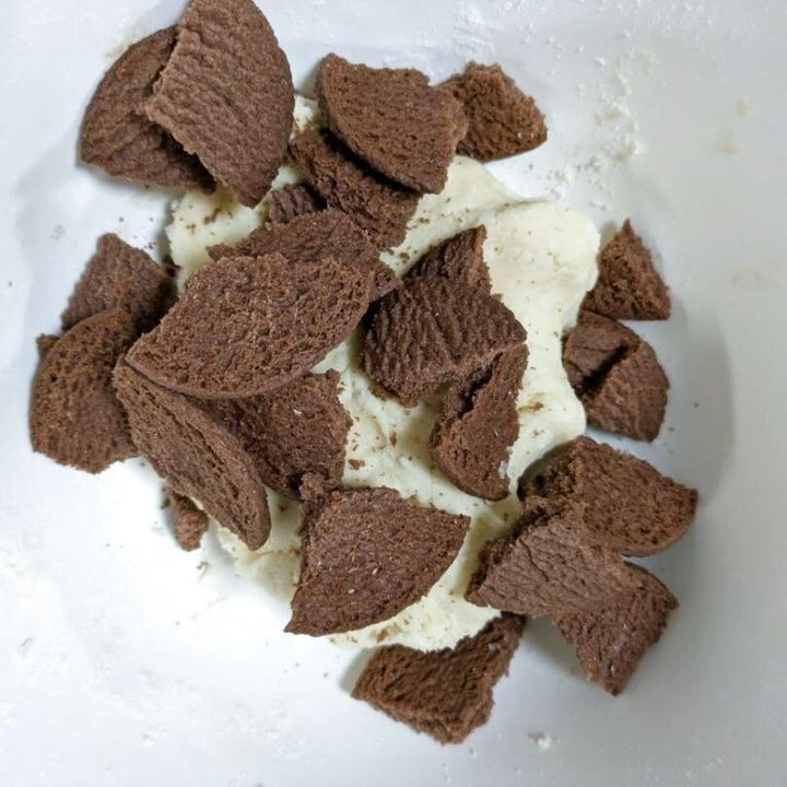 チョコクッキーを割り入れる