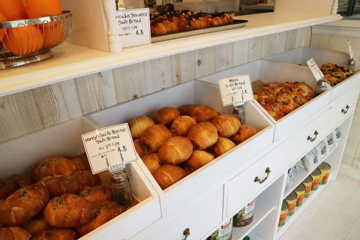 種類豊富なパンが並ぶベーカリー陳列棚