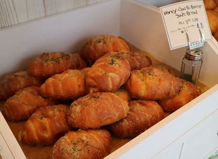 ハニーガーリックバター塩パン（480円）