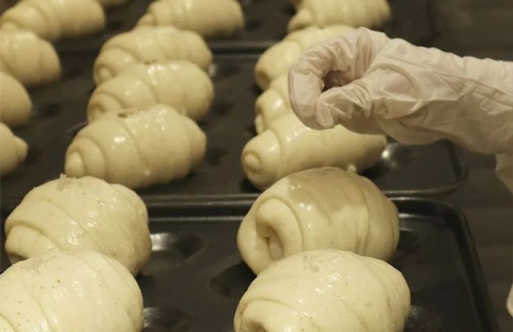 一つひとつ丁寧に成形される塩パンの生地