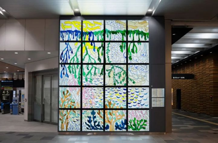 富山駅中央改札口横に設置された大型ステンドグラス「生命の根」