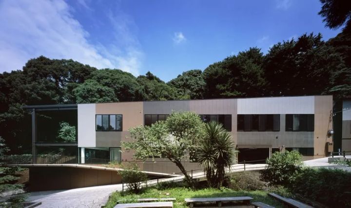 チューリップと蝶が精緻なガラスピースで表現された中央部