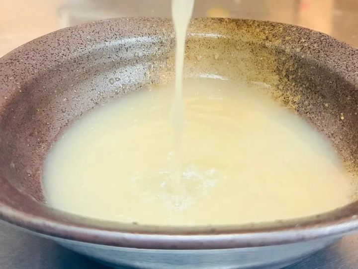 和牛骨スープを注ぐ様子