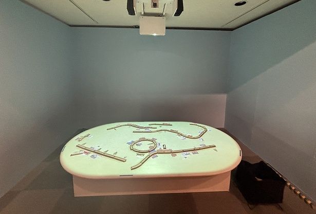 木製レールをつなげて線路をつくると、プロジェクションマッピングで現れたトーマスや仲間のキャラクターが動き始める