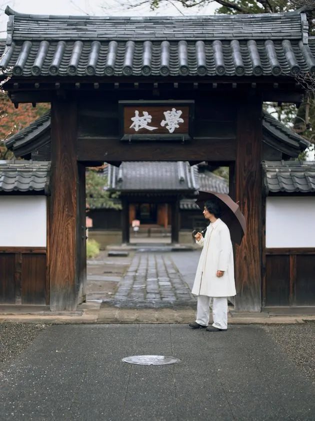 足利学校の門前に立つ斎藤工さん