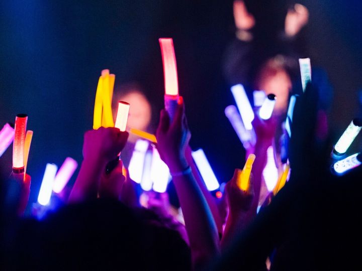 ある声優のファンになり、地方への追っかけもしていたという58歳女性。SNSを通じてファン同士でつながり、推し活を楽しんでいた。だが、最近はライブ会場などで推し友に会うのが嫌になってきたという。その理由とは。※サムネイル画像：PIXTA