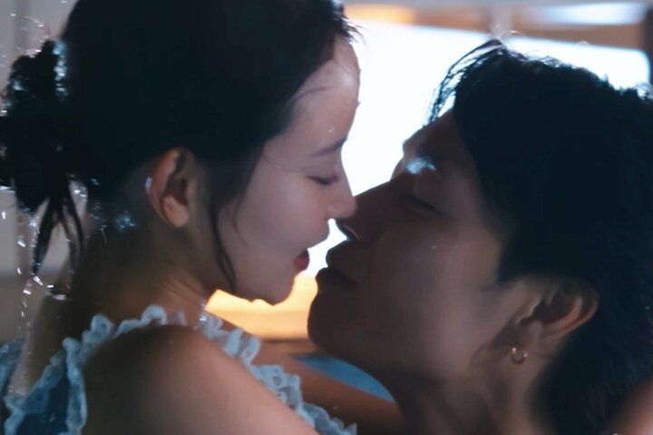 【写真・画像】元AKB48、夜のプールで音の漏れる濃厚キス…水中カメラが抑えた過激映像に「うわうわうわ！」 1枚目