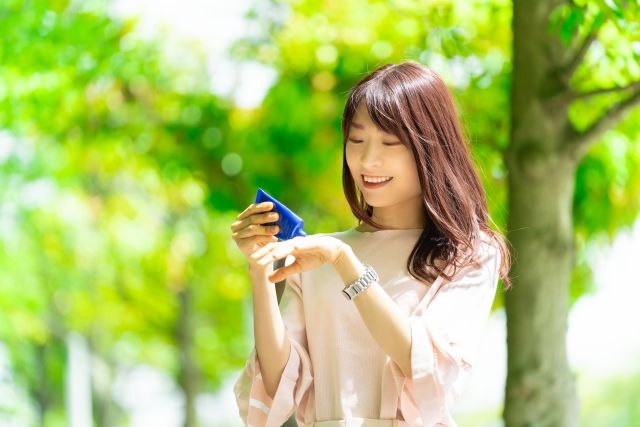 日焼け止めを塗る女性