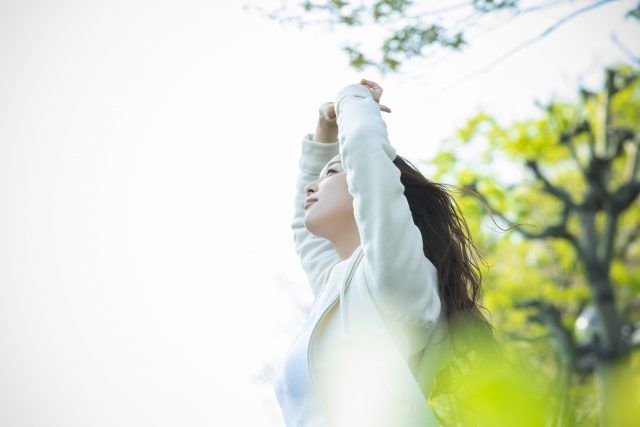 女性 背伸び 深呼吸