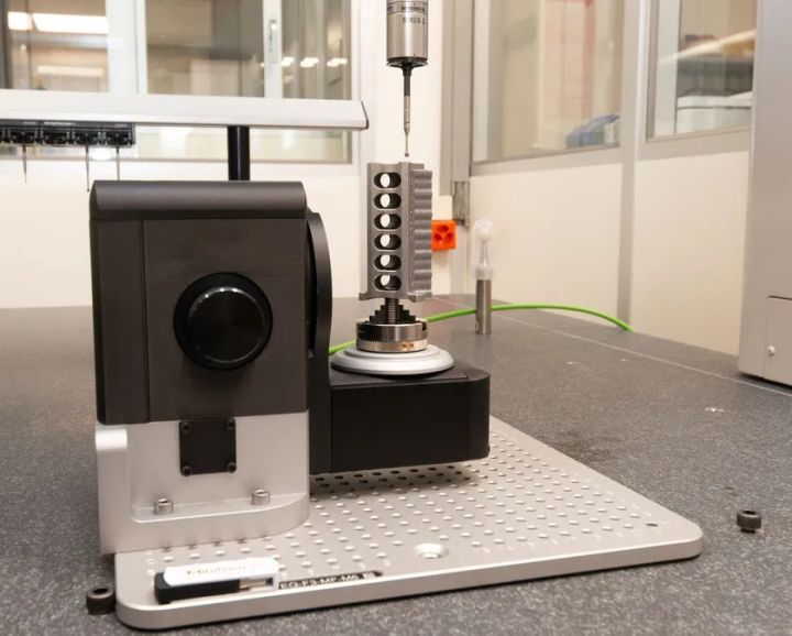 三次元測定機上に設置されたMICROシリーズTIC35-90