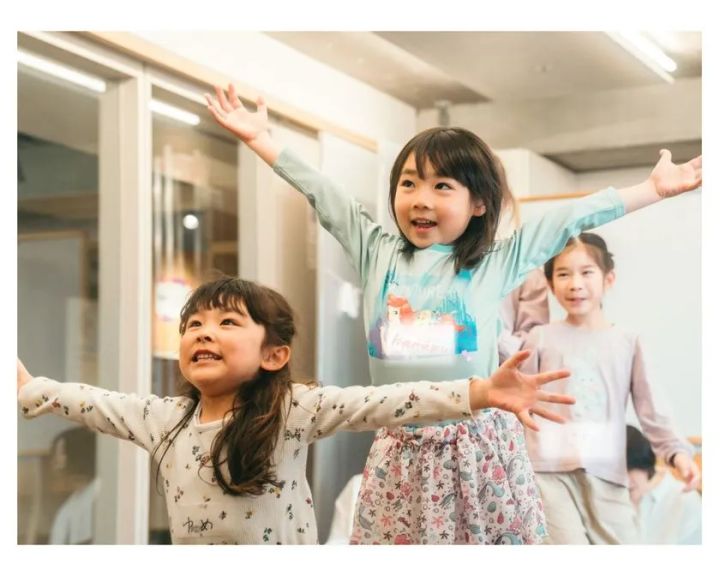 両手を大きく広げて身体表現を楽しむ子どもたち