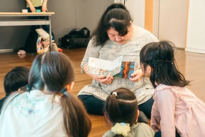 絵本の読み聞かせから物語づくりに取り組む講師と園児たち