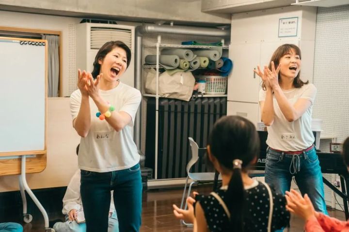 はれるの表現教育プログラムで講師2名が手拍子をしながら園児を