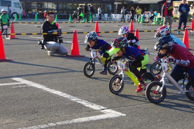 ライバルと競い合う理智くん（黄色い帽子）
