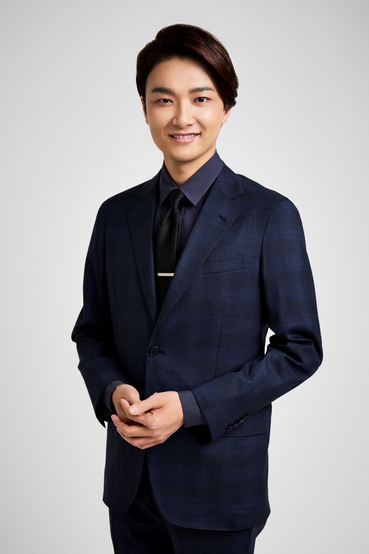 ドラマ『サバ缶、宇宙へ行く』語りの井上芳雄 （C）フジテレビ width=