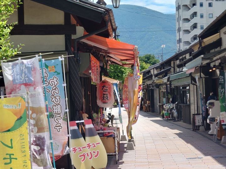 長野県松本市の「美ヶ原温泉」は、奈良時代より親しまれている歴史ある温泉郷です。肌に優しいとされる弱アルカリ性の単純温泉と、北アルプスを望む閑静な環境が魅力。歴史を感じる町並みと豊かな自然を同時に楽しめることから多くの観光客に愛されています。