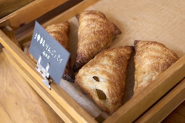 美穂さんの地元･青森から届くリンゴがたっぷりの、津軽りんごパイ450円は冬限定の逸品