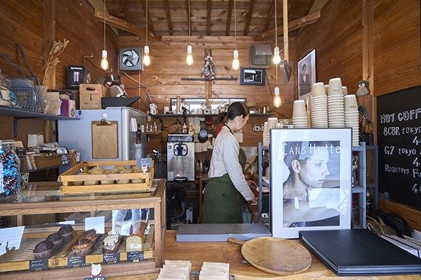 木の温もりに満ちた店内は、まさに山小屋の雰囲気