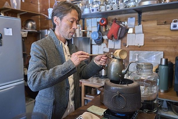 湯を沸かすのは茶道で使う鉄製の釜。当初は炉を置き炭火で沸かしていたそう
