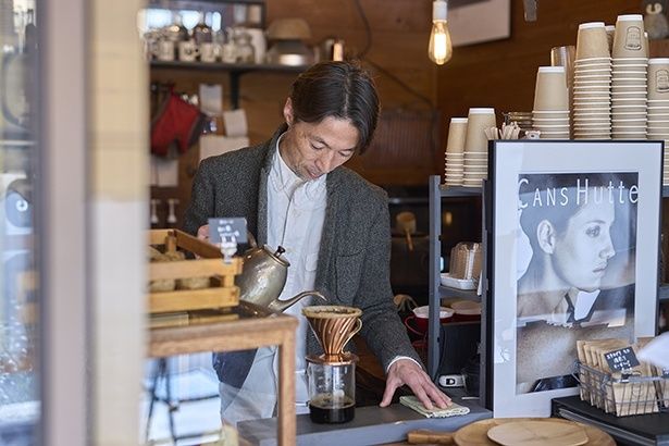 コーヒーは豆を多めに使って抽出し、同量の差し湯をする、きゃろっと式を採用
