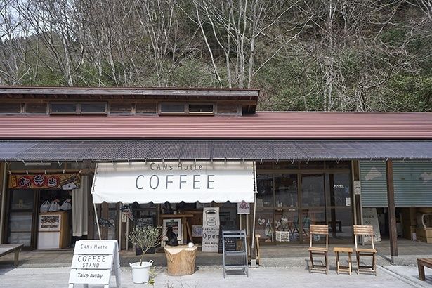 山々に抱かれた店先で飲むコーヒーは格別。屋号は娘さんのニックネーム・かんちゃんから命名