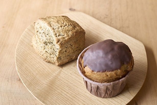 グルテンフリーの、チョコがけ米粉マフィン370円。スペルト小麦のスコーン・紅茶370円。ベイクは高知市や土佐市、いの町でも定期的に販売