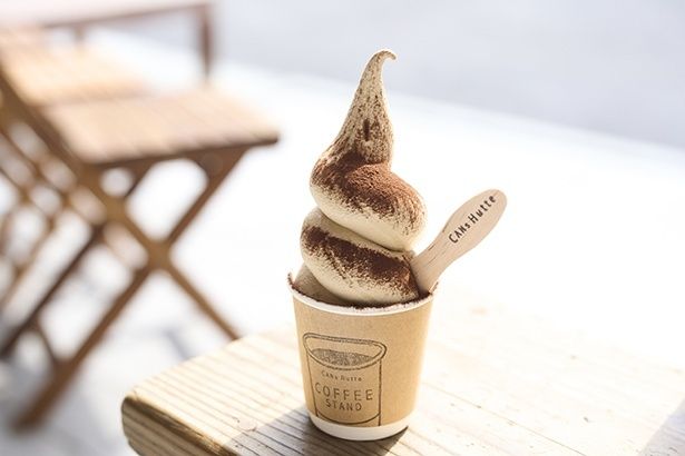 子どもに人気のミルクコーヒーソフトクリーム450円。わずかなほろ苦さがまろやかな甘味を引き立てる