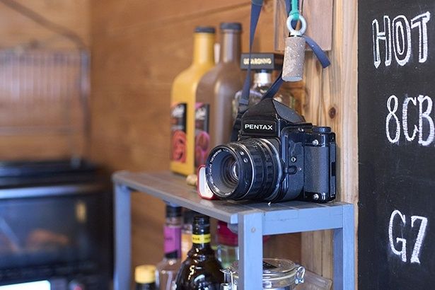 店内には、石戸谷さんが撮影した写真や、愛用のカメラもディスプレイ