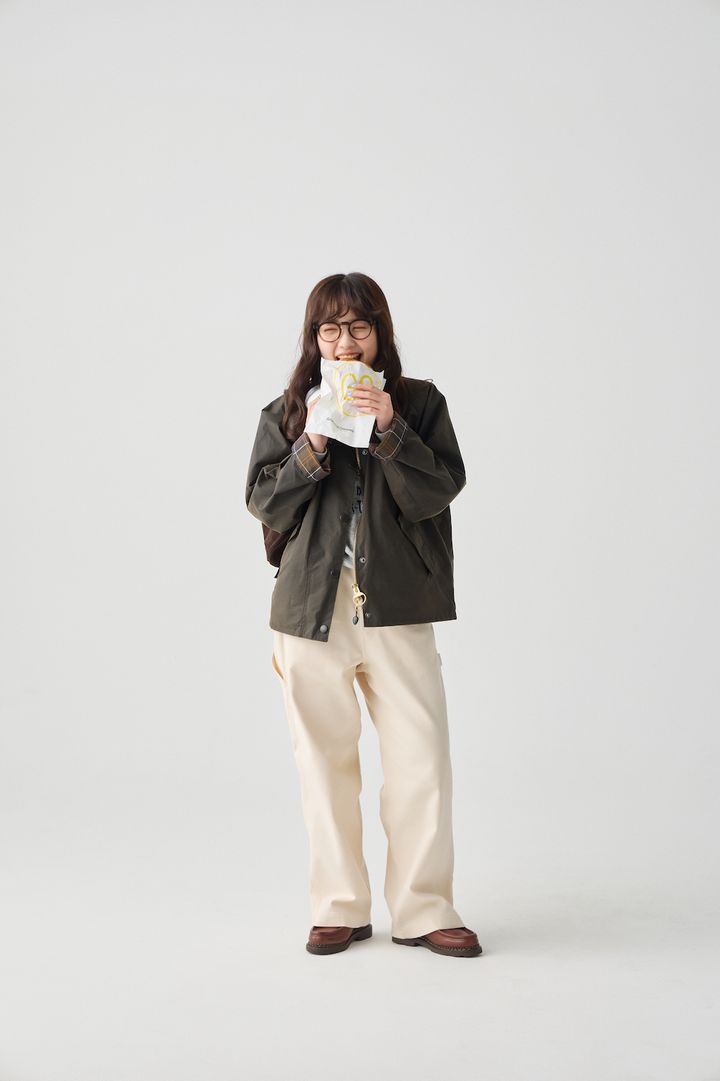 スウェットに何を羽織る？大人カジュアルに仕上げるなら《バブアー》のジャケット【FUDGE FRIEND おしゃれさんの毎日コーディネート vol.665｜大島花菜】