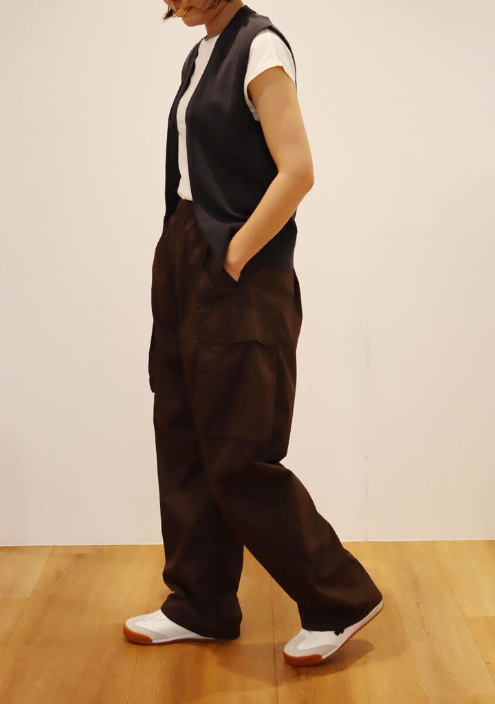 ユニクロユー ニット ベスト コーデ カーゴパンツ