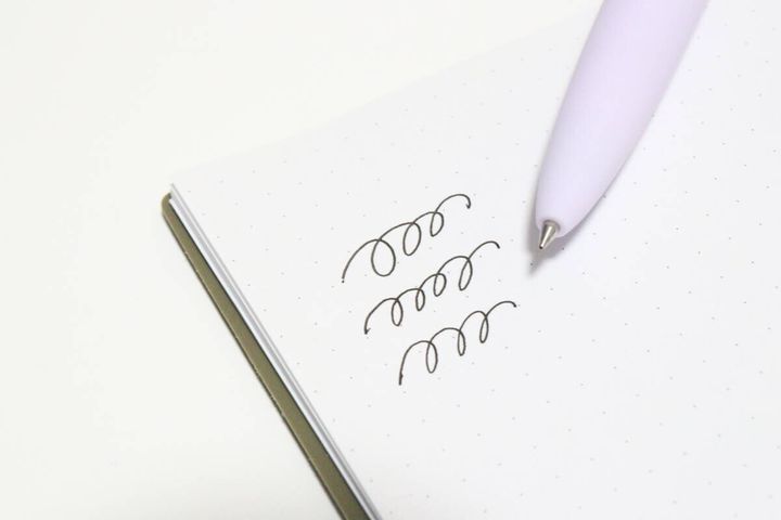 ダイソーのボールペン カプセル型はゲルインキタイプでさらっと筆記しやすい