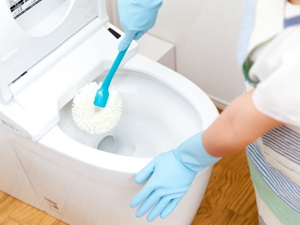 【回答C】トイレを磨いて掃除する