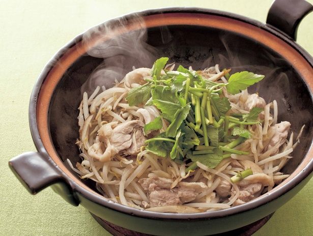 もやしととりごぼうの蒸し鍋（料理・瀬戸口しおり、撮影・白根正治） （C）レタスクラブ編集部