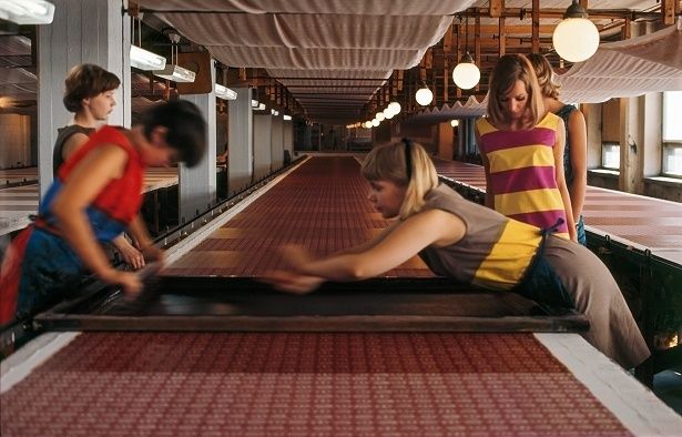 ヴィンテージドレスの展示も予定 (ヘルシンキにあるマリメッコのプリント工場〈1965年〉Photo：Tony Vaccaro/Tony Vaccaro Archives)