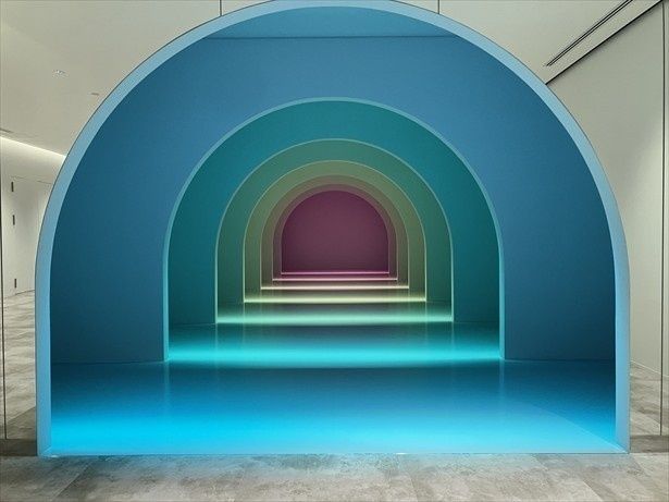 ワンダリア横浜エントランス。トンネルが非日常への入り口を予感させる