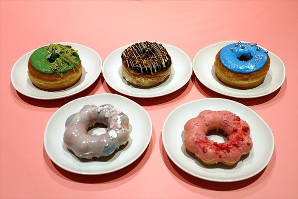 ワンダリア フォレストドーナツ(写真左上)、ワンダリア 洞窟ドーナツ(写真上中央)、ワンダリア シードーナツ(写真右上)、ワンダリア スカイドーナツ(写真左下)、ワンダリア フラワードーナツ(写真右下)各480円