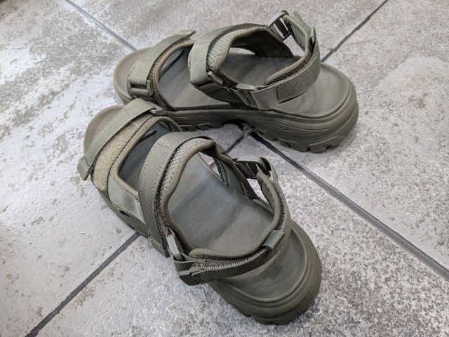 カーキのスポーツテープサンダル