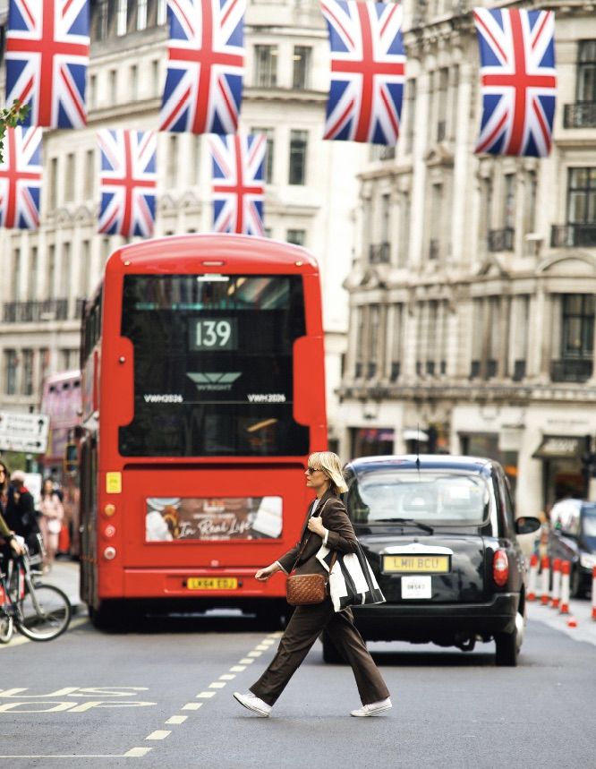 はずしアイテムの使い方が上手！きちんと決めたセットアップの足元はスニーカー