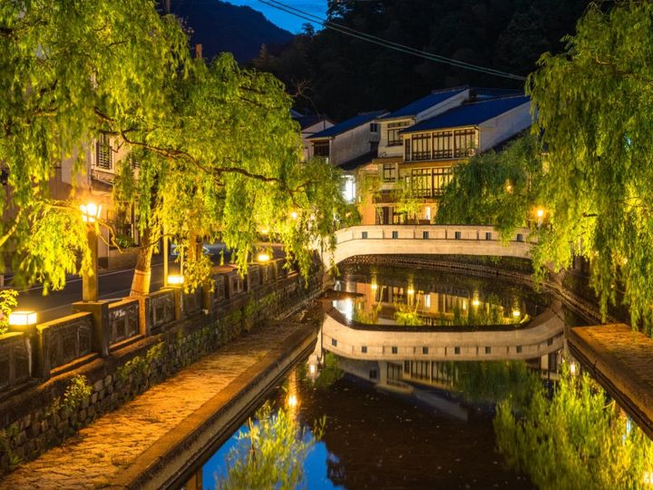 兵庫県豊岡市に位置し、1300年以上の歴史を誇る城崎温泉は、7つの外湯を巡る「外湯めぐり」で全国的に知られる名湯です。浴衣に下駄姿で大谿川（おおたにがわ）沿いの柳並木を歩く風情は、日本の温泉情緒を象徴する光景として国内外から人気を集めています。