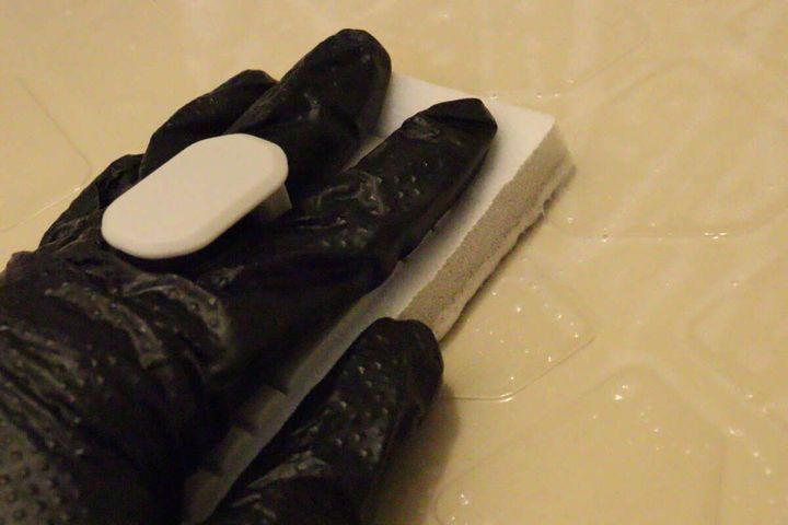 ダイソーの速乾床用ハンディブラシは浴室の凹凸のある床掃除に便利