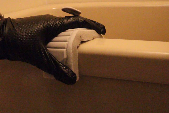 ダイソーの速乾床用ハンディブラシは浴槽の縁が洗いやすい