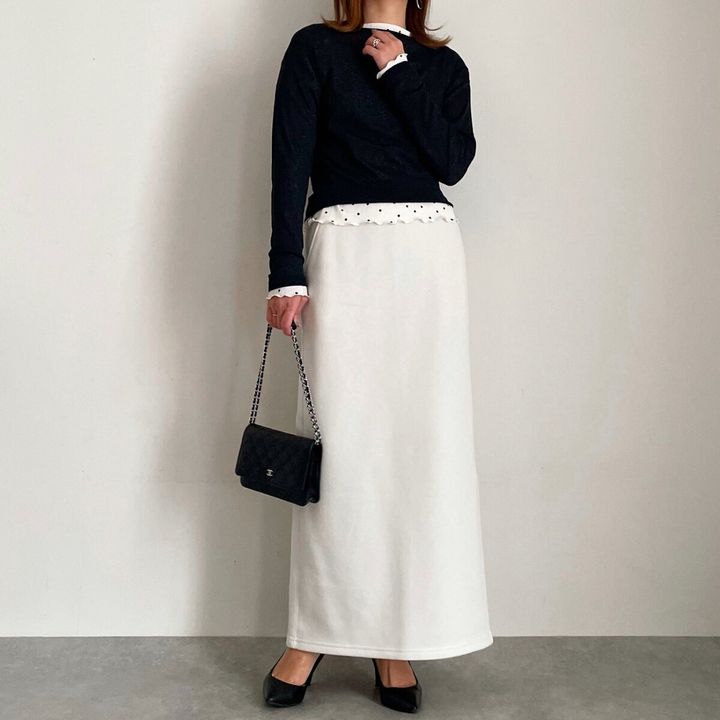 cocaシアージョーゼット長袖トップスとドット柄トップスのレイヤードコーデ