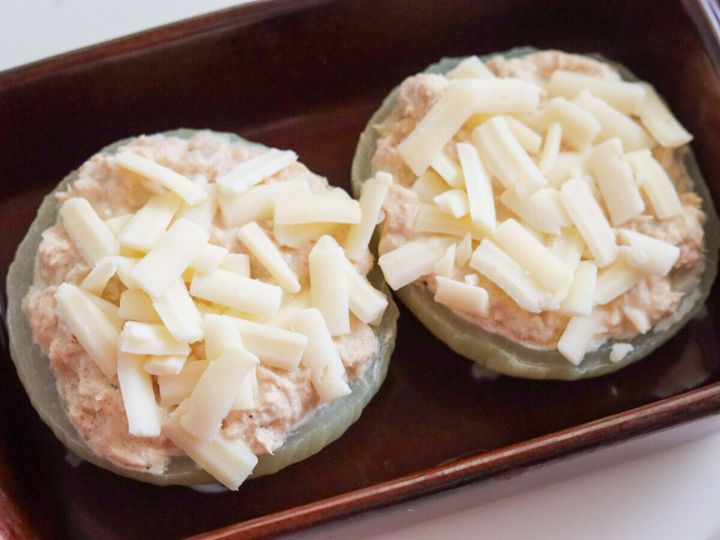 ②を半量ずつのせてピザ用チーズをかけ、ラップをせずにレンジ600Wで1分ほど加熱する