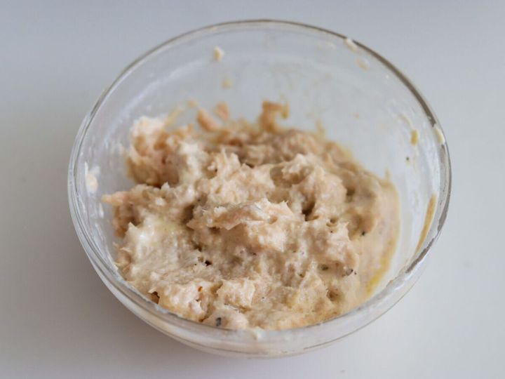 ツナ缶、マヨネーズ、オリーブオイル、塩、こしょうを混ぜ合わせる